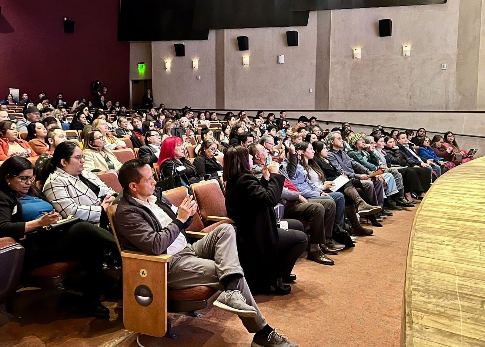 Mexicanos en el exterior acuden al Foro de consulta del Plan Nacional de Desarrollo 2025-2030 en Albuquerque, Nuevo México.